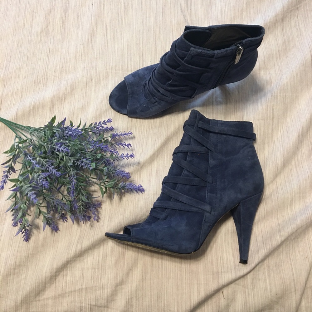 VINCE CAMUTO blue suede open toe